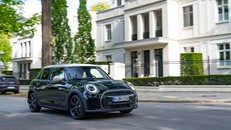 MINI Cooper S 5-Cửa Resolute Edition mới có giá bán gần 2,3 tỷ Đồng 