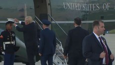 Tổng thống Hoa Kỳ đích thân nhặt mũ cho nhân viên an ninh