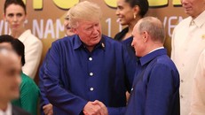 Tổng thống Trump và Putin chào hỏi thân mật tại APEC