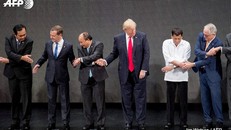Tổng thống Trump 'bối rối' với nghi thức bắt tay truyền thống của ASEAN