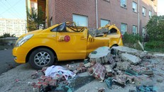 Xe ô tô bị gạch đá phá hủy do động đất. Ảnh: YONHAP