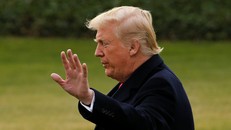 Tổng thống Trump gây phẫn nộ vì phỉ báng người nhập cư