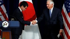 Bộ trưởng Ngoại giao Nhật Bản Taro Kono và Cựu Ngoại trưởng Mỹ Rex Tillerson