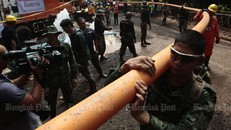 Vụ giải cứu đội bóng nhí Thái Lan: Nước xả chảy ngược lại hang động