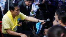 Thủ tướng Thái Lan thăm hỏi gia đình của đội bóng nhí