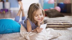 Tác hại của việc cho trẻ dùng điện thoại thông minh quá sớm