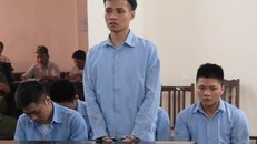 Mở nhạc đám ma và dán cáo phó để đòi nợ