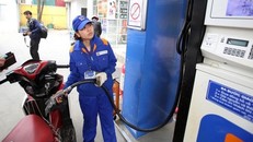 Giá xăng giảm mạnh ngay đêm giao thừa dù thuế tăng 1.000 đồng/lít