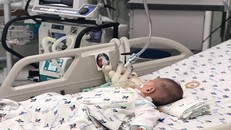 Bé trai 15 tháng uống nhầm thuốc diệt cỏ đựng trong chai trà xanh