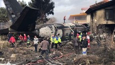 Vụ rơi máy bay Iran: Ít nhất 15 người thiệt mạng