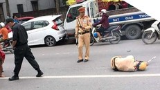 Thanh niên xăm trổ tông gục cảnh sát giao thông trên đường Hà Nội