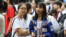 Thí sinh trong ngày đầu làm thủ tục đăng ký dự thi tại điểm thi THPT Quang Trung (Hà Nội)