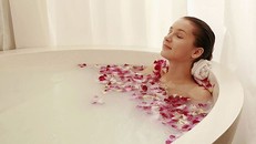 Những điều không nên làm khi tắm ngày nắng nóng để tránh đột tử