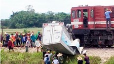 Cố tình băng qua đường sắt, xe tải bị tàu hỏa tông biến dạng
