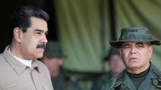 Tổng thống Venezuela Nicolas Maduro và Bộ trưởng Quốc phòng Vladimir Padrino phát biểu trong cuộc họp với các chỉ huy quân sự tại Caracas, Venezuela ngày 3/6. Ảnh: Reuters