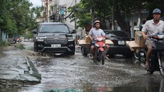 Cận cảnh con đường ngập úng, ứ đọng nước thải bất kể nắng, mưa tại Hà Nội