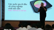 Tập huấn kiến thức trong lĩnh vực bán dẫn cho hơn 200 cán bộ là lãnh đạo sở, ban, ngành tỉnh và UBND của 15, huyện, thị xã, thành phố trên địa bàn Long An. (Ảnh: TTXVN phát)