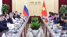 Thứ trưởng Ngoại giao Lê Thị Thu Hằng và Thứ trưởng Ngoại giao Liên bang Nga Andrey Rudenko đồng chủ trì Tham vấn chính trị cấp Thứ trưởng Ngoại giao Việt Nam-Nga tại Hà Nội, chiều 21/2/2025. (Ảnh: An Đăng/TTXVN)