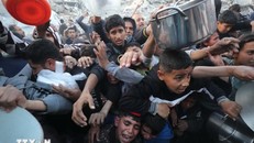 Người dân chờ được phát thực phẩm cứu trợ tại Gaza ngày 4/3/2025.