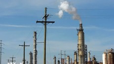 Khói thải bốc lên từ một nhà máy lọc dầu ở Houston, Texas, Mỹ.
