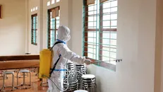 Phun khử khuẩn phòng chống bệnh sởi. Ảnh: TTXVN.