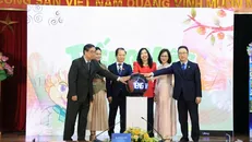 Thứ trưởng Lê Thị Thu Hằng (thứ tư từ trái sang) cùng các đại biểu ấn nút khai trương chương trình “Tiếng Việt diệu kỳ” do VTV4 và Nhà Xuất bản Giáo dục Việt Nam phối hợp sản xuất. Ảnh: PV/Vietnam+