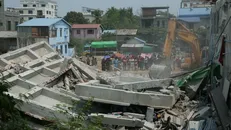 Hoạt động cứu hộ được tiến hành sau động đất tại Mandalay, Myanmar. Nguồn: THX/TTXVN