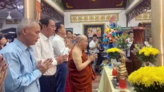 Ông Phonesy Bounmixay (ngoài cùng bên trái), Tổng lãnh sự Lào tại Thành phố Hồ Chí Minh; ông Nguyễn Thành Trung (thứ 2 từ trái sang), Phó Chủ tịch Thường trực Ủy ban Mặt trận Tổ quốc Việt Nam Thành phố Hồ Chí Minh cùng thực hiện nghi lễ cúng Phật tại Lễ hội. Ảnh: Xuân Khu/TTXVN
