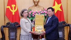 Giáo sư-Tiến sỹ Nguyễn Xuân Thắng tặng quà lưu niệm cho bà Carmen Cano de Lasala, Đại sứ Tây Ban Nha tại Việt Nam. Ảnh: Văn Điệp/TTXVN.