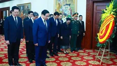 Sáng 4/4/2025, tại Đại sứ quán CHDCND Lào ở Hà Nội, Thủ tướng Phạm Minh Chính đến viếng nguyên Chủ tịch Đảng Nhân dân Cách mạng Lào, nguyên Chủ tịch nước Lào Khamtay Siphandone. Ảnh: Dương Giang/TTXVN.