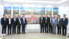 Nhân dịp Tết cổ truyền 2025, ông Trương Minh Trung, Phó Tổng Giám đốc Tập đoàn Công nghiệp Cao su Việt Nam (VRG), Phó Ban thường trực Ban chỉ đạo Phát triển Cao su tại Campuchia của VRG và đoàn công tác đến chúc chào xã giao, chúc Tết Bộ trưởng Bộ Môi trường Campuchia Eang Sophalleth và các cộng sự. Ảnh: Huỳnh Thảo/TTXVN.