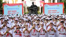 Các đội viên thể hiện kỹ năng thổi kèn nhuần nhuyễn tại buổi đồng diễn. Ảnh: Thu Hương/TTXVN.