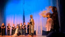 Một cảnh trong vở ca kịch "Con rồng vàng" của đạo diễn Pháp lai Việt Olivier Dhénin Hữu. Ảnh: Nguyễn Thu Hà/TTXVN