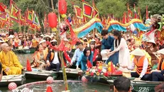 Nghi lễ rước nước truyền thống là thủ tục quan trọng tại Lễ hội. Ảnh: Đức Phương/TTXVN
