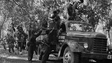 Các chiến sỹ đoàn Khe Sanh ngụy trang xe trước khi tiến công vào Sài Gòn. Ảnh: Quang Thành/TTXVN.