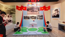 Góc mô phỏng khoảnh khắc hai xe tăng của Mặt trận Dân tộc Giải phóng miền Nam Việt Nam tiến đến Dinh Độc Lập. Ảnh: Minh Anh/Vietnam+