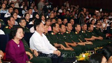 Đồng chí Nguyễn Trọng Nghĩa (áo trắng), Ủy viên Bộ Chính trị, Bí thư Trung ương Đảng, Trưởng Ban Tuyên giáo và Dân vận Trung ương và các đại biểu dự Chương trình. 