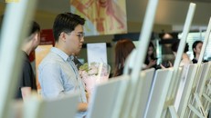 Các vị khách chiêm ngưỡng những thánh tích, thần tích của các vị Thánh trong tín ngưỡng thờ Mẫu.