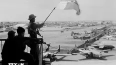 Sáng sớm ngày 30/4/1975, từ khắp các hướng quân đội ta ào ạt tiến vào Sài Gòn. Quân ta nhanh chóng chiếm được Bộ tư lệnh không quân và Bộ tư lệnh sư đoàn dù của địch làm chủ sân bay Tân Sơn Nhất. Trong ảnh: Cờ giải phóng tung bay trên sân bay Tân Sơn Nhất, ngày 30/4/1975. Ảnh: Quang Thành/TTXVN