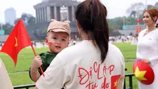 Người dân Việt Nam tự hào về lịch sử nhân kỷ niệm 50 năm Ngày giải phóng miền Nam, thống nhất đất nước. Ảnh: Văn Điệp/TTXVN.