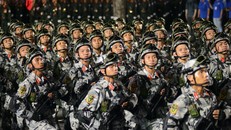 Các đội hình tham gia diễu binh trong buổi tổng hợp luyện diễu binh, diễu hành lần 1 vào tối 18/4.