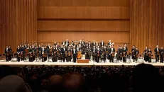 Nhạc trưởng Honna Tetsuji chỉ huy hai dàn nhạc hợp xướng. Ảnh: Xuân Giao/TTXVN