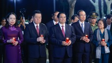 Thủ tướng Phạm Minh Chính và các đại biểu thắp nến tri ân các Anh hùng liệt sĩ tại Nghĩa trang Hàng Dương - Ảnh: VGP/Nhật Bắc. 