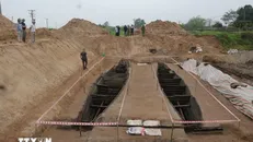 Các nhà khảo cổ học đều nhận định đây là lần đầu tiên tại Việt Nam phát hiện ra hai chiếc thuyền có kết cấu liên kết với nhau rất kiên cố bằng 1 thanh gỗ ở đầu thuyền. Ảnh: Đỗ Huyền/TTXVN.