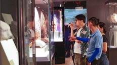 Nhiều du khách đã ưu tiên hành trình "tour về nguồn" mang dấu ấn lịch sử để cảm nhận không khí tri ân, tưởng nhớ và sống lại những ký ức hào hùng của dân tộc. Ảnh: VGP.