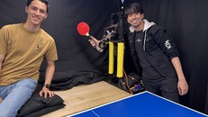 Kendrick Cancio (phải) và David Nguyen cùng công trình nghiên cứu cánh tay robot tại Viện Công nghệ Massachusetts. Ảnh: MIT