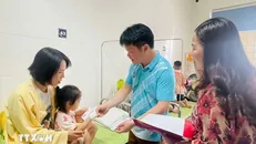 Lãnh đạo thành phố Cao Bằng thăm hỏi các em nghi bị ngộ độc thực phẩm được điều trị tại Bệnh viện đa khoa tỉnh. Ảnh: TTXVN 