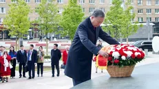 Tổng Bí thư Tô Lâm và Phu nhân cùng Đoàn Đại biểu Cấp cao Việt Nam đến đặt hoa tại Tượng đài Bác Hồ ở Quảng trường Hồ Chí Minh. Ảnh: TTXVN 