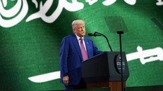 Tổng thống Mỹ Donald Trump phát biểu tại diễn đàn đầu tư Mỹ - Saudi Arabia ở Riyadh, Saudi Arabia, tuyên bố sẽ dỡ bỏ toàn bộ các lệnh trừng phạt nhằm vào Syria, nhấn mạnh hiện tại “là lúc để Syria tiến về phía trước”. Ảnh: NYT.