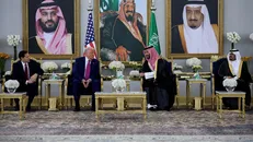 Thái tử Saudi Arabia (Ảrập Xêút) Mohammed bin Salman Al Saud (thứ 3, phải) và Tổng thống Mỹ Donald Trump (thứ 2, trái) tại cuộc gặp ở Riyadh, ngày 13/5/2025. Ảnh: Bloomberg.
